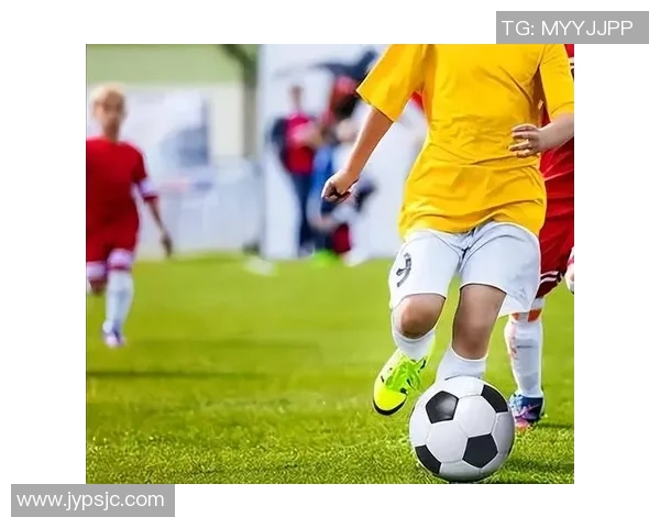 足球明星与外国女孩的浪漫故事揭示了爱与梦想的交织与激情 足球明星与外国女孩的浪漫故事揭示了爱与梦想的交织与激情