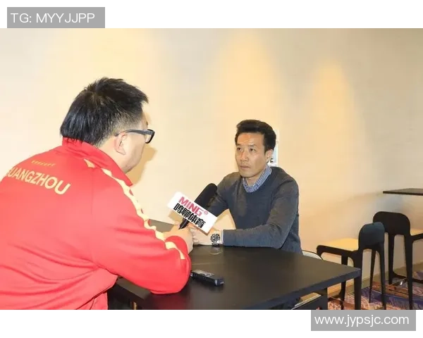 足球明星在采访中深情回忆妻子展现温暖家庭情感 足球明星在采访中深情回忆妻子展现温暖家庭情感