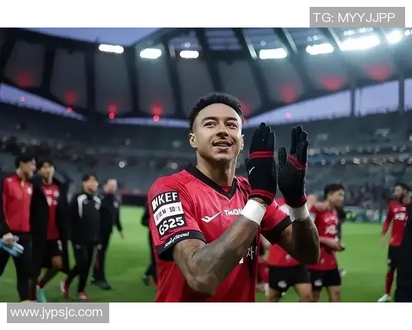 足球明星昔日辉煌与如今落寞的背影对比图揭示人生起伏与荣耀背后的孤独感